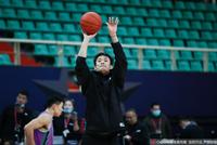 丁彦雨航队内对抗训练中膝盖受伤 正接受检查