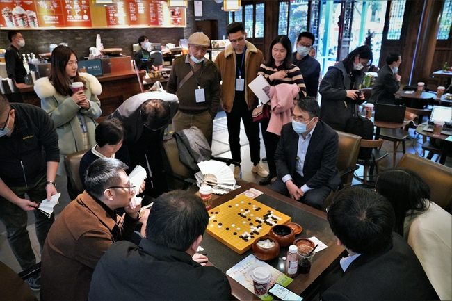 研究室内，聂老关注棋局