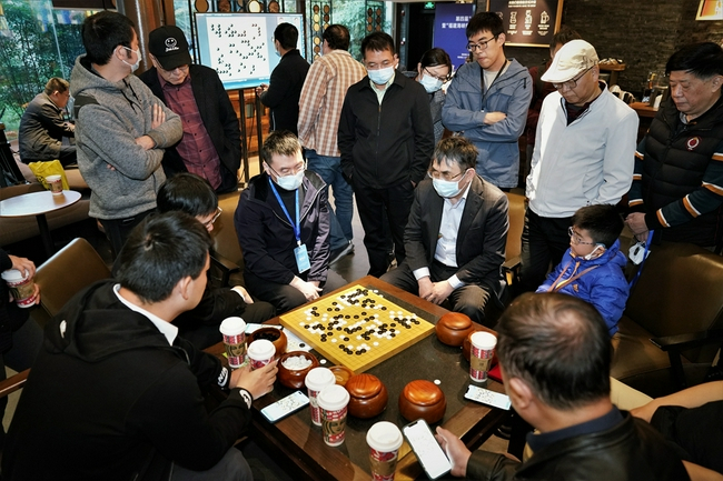 研究室内棋圣关注战局