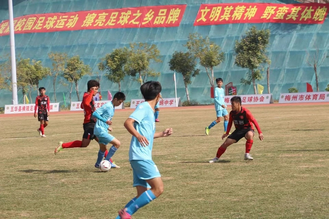 “省长杯”高中组决赛在广州市玉岩中学与广东省实验中学之间精彩上演。