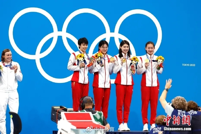 　　东京奥运会女子4x200米自由泳接力决赛中，中国队以7分40秒33的成绩夺得冠军，并打破世界纪录。李冰洁（右一）担任最后一棒。中新社记者 富田 摄
