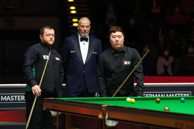 马克-艾伦和颜丙涛在比赛中