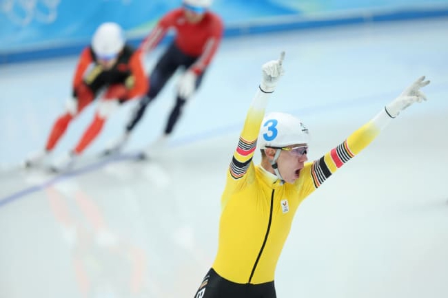 斯温斯夺得比利时代表团自1948年后的首枚冬奥会金牌，也恰好是北京冬奥会产生的第100金