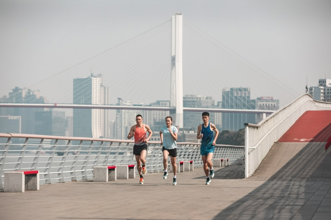 （361°跑步代言人上脚飞飚专业竞速跑鞋）