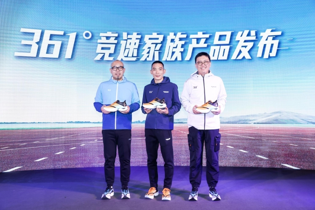 （361°品牌管理中心总经理郑业欣、361°电子商务管理中心兼鞋产品中心总经理王新宁、361°跑步代言人李子成共同发布飞飚跑鞋）