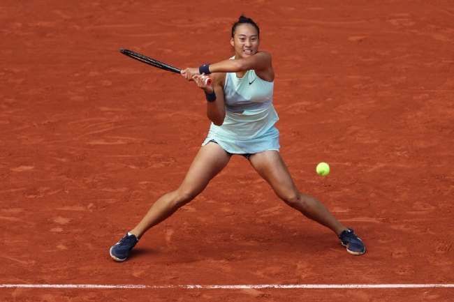 面对31连胜的球后斯瓦泰克，郑钦文救5盘点抢七局逆转赢首盘胜利