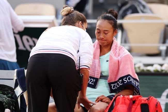 郑钦文第二盘突遇伤病右大腿不适影响发挥