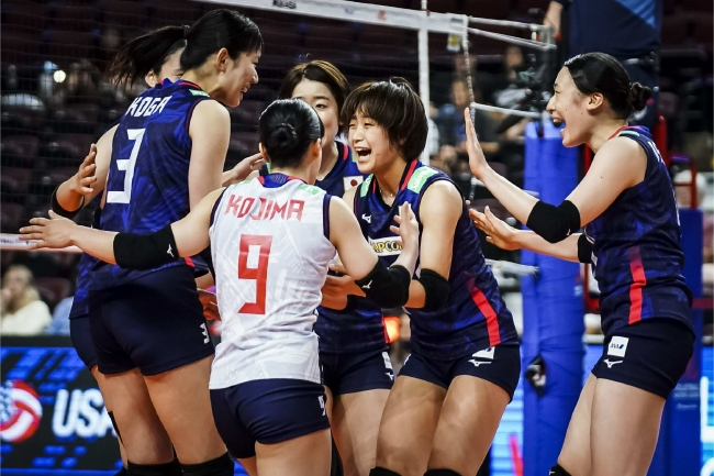 日本女排庆贺胜利