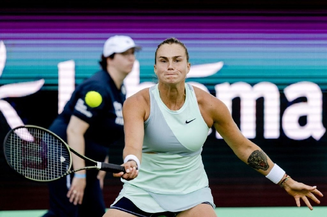 头号种子萨巴伦卡收获草地赛季首胜