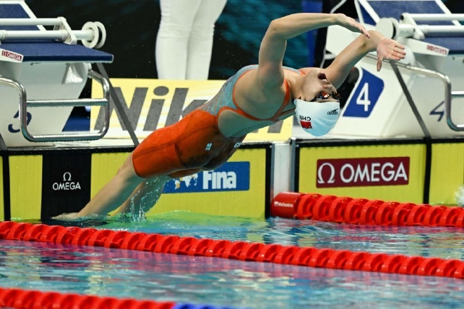 万乐天在女子100米仰泳获得第四名