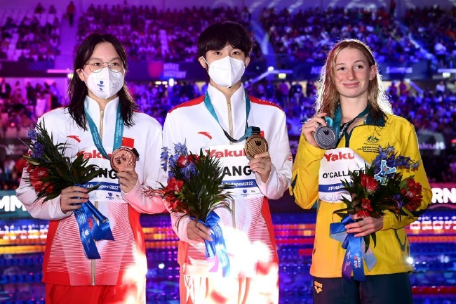 在女子200米自由泳项目上杨浚瑄和汤慕涵一起登上颁奖台