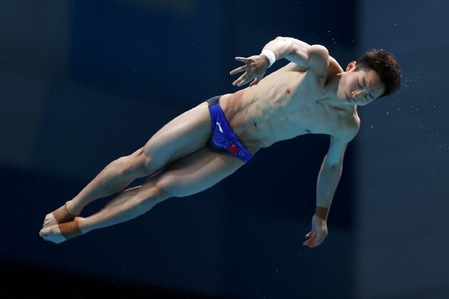 王宗源在男子1米板预赛中出现失误最后以第二名的成绩晋级