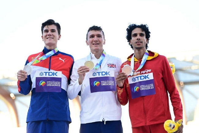 男子1500米前三名