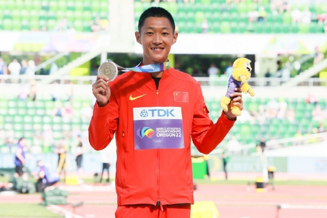 王嘉男男子跳远逆转夺冠