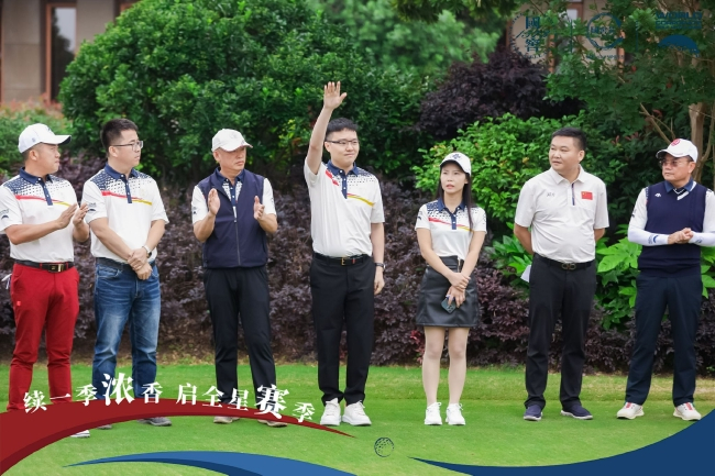泸州老窖销售有限公司企划部副部长林志鹏（中）致辞