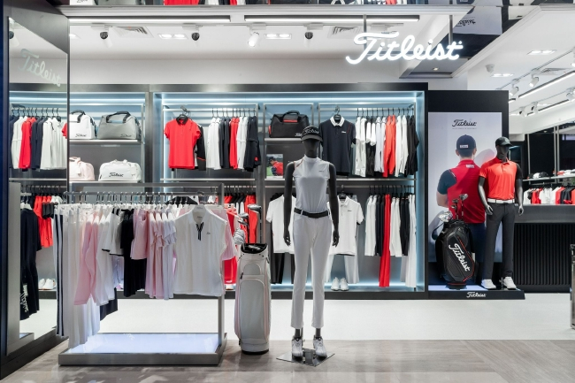 （全新升级的 Titleist 专卖店空间）
