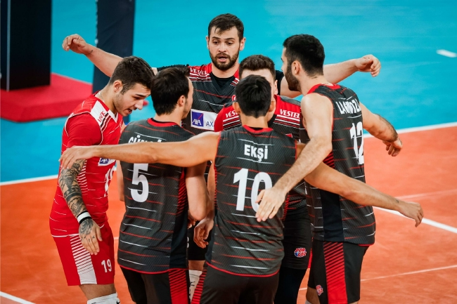 土耳其男排庆贺胜利