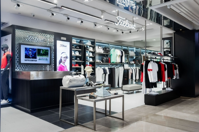 （全新升级的 Titleist 专卖店空间）