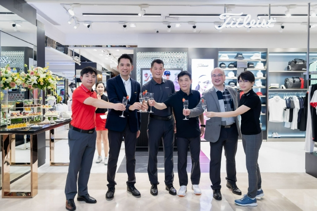 　　（开业剪彩嘉宾举杯庆祝正式开业。从左到右：Titleist &amp； FJ 销售总监周强先生；Titleist &amp； FJ 大中华地区品牌管理高级总监 Mack Kao 高逸群先生；观澜湖球会总经理韩志山先生；观 澜湖商务拓展副总经理王尧先生；Acushnet 大中华地区总经理 Raymond Chiu 赵柱樑先 生；Titleist 高尔夫服饰大中华区业务及零售经理 Chris Xu 徐淑仪女士）