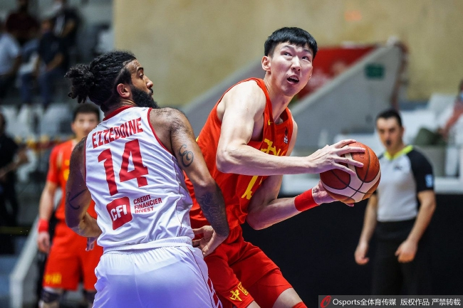 周琦在亚洲杯对阵黎巴嫩的比赛中