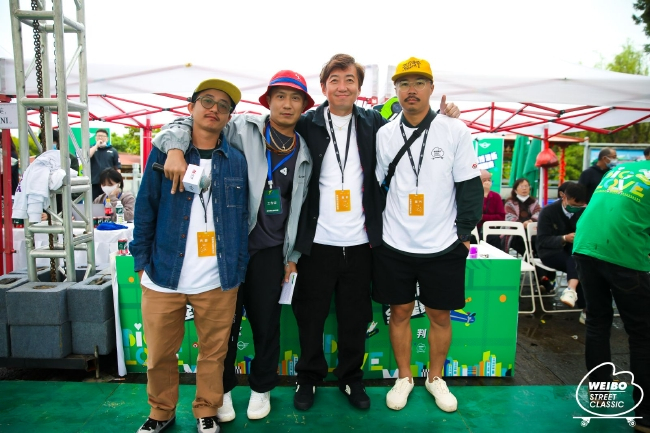 裁判团与MC合影
