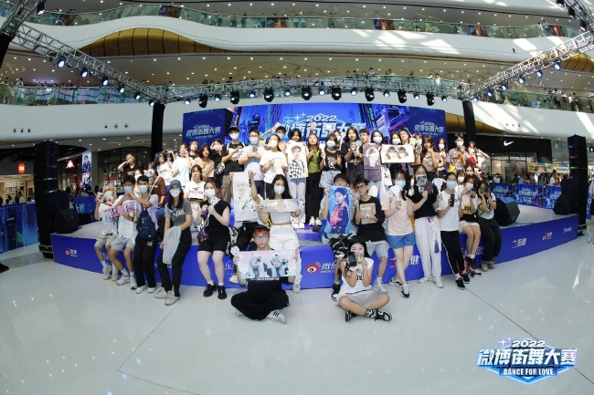 随唱谁跳集体合影