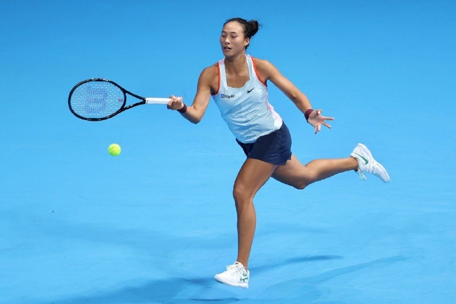 郑钦文连输两盘不敌状态火热的萨姆索诺娃获得东京站亚军