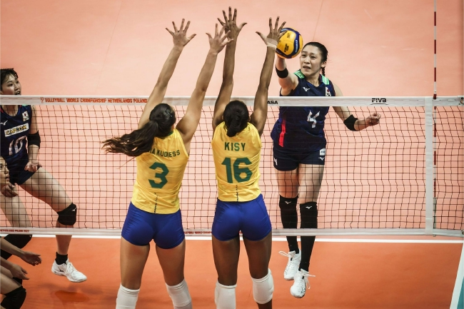 日本女排主攻石川真佑突破巴西拦网