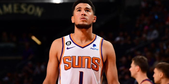 布克与詹姆斯同场竞技湖人主场见证新一代得分王崛起