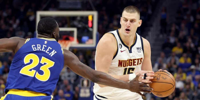 约基奇率队对阵雷霆展现全能身手内线统治力震慑对手