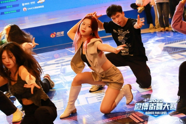 K-POP舞者热舞现场