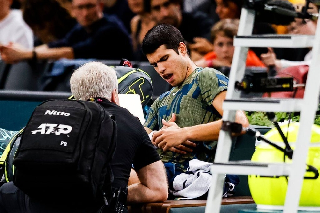 世界第一阿尔卡拉斯先是巴黎大师赛赛前传出膝盖问题，比赛过程中又遇腹肌不适