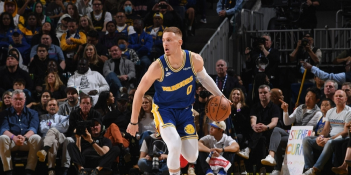 勇士队强势回归NBA季后赛舞台展现冠军底蕴与团队韧性