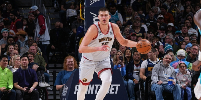 约基奇率掘金力克雄鹿展MVP统治力