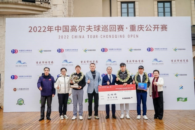 嘉宾与获奖球员合影