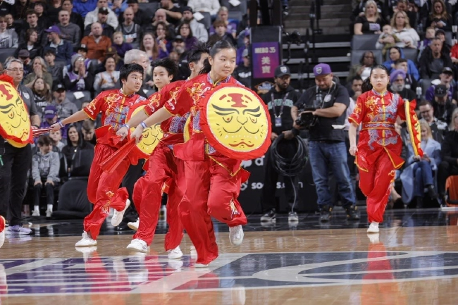 小朋友们奉献一场精彩的扇子舞 