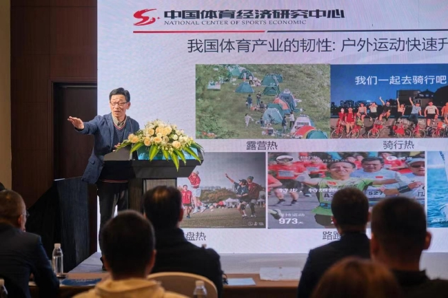 　　北京体育大学中国体育政策研究院院长、国家体育总局体育科学研究所中国体育经济研究中心主任、清华大学体育产业研究中心学术委员会主任鲍明晓