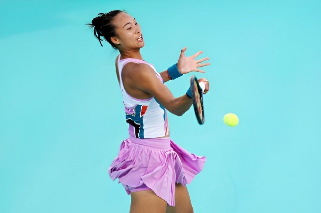 郑钦文三盘激战再负萨姆索诺娃无缘阿布扎比站女单决赛