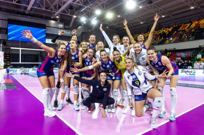斯坎迪奇女排3-1战胜皮内罗洛后合影