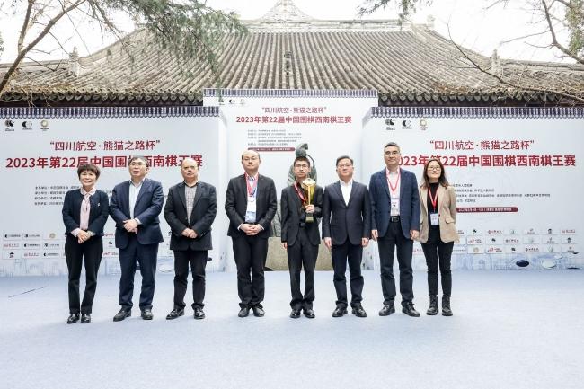 颁奖现场嘉宾棋手合影