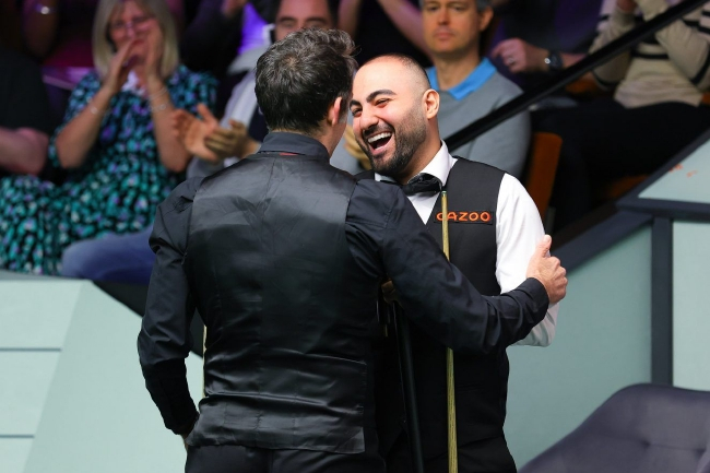 罗尼-奥沙利文和侯赛因-瓦菲赛后“一抱泯恩仇”