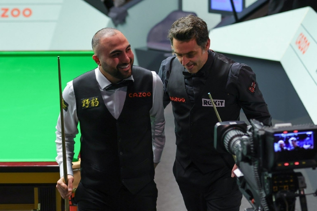 罗尼-奥沙利文和侯赛因-瓦菲赛后“一抱泯恩仇”