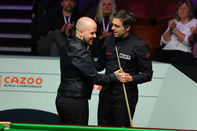 卢卡-布雷切尔和罗尼-奥沙利文在比赛中