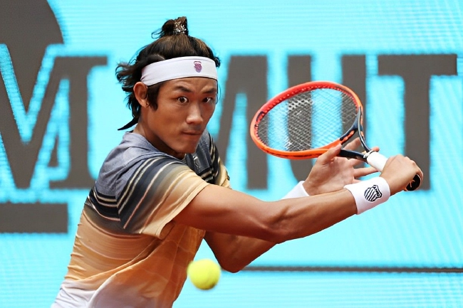 张之臻逆转沙波瓦洛夫首胜Top30球员，晋级马德里大师赛第三轮再创历史
