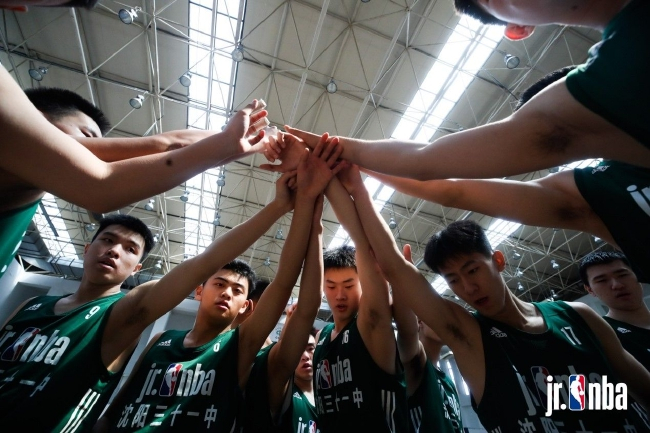 （征战客场沈阳31中在赛前相互激励）