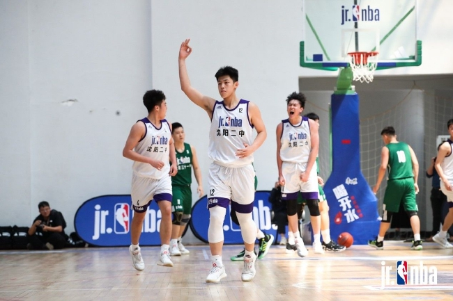 （沈阳二中蒋祺禹命中三分提振全队士气）