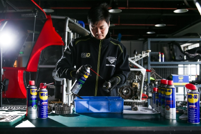 硬虎赛车车队技师为车辆进行全面保养