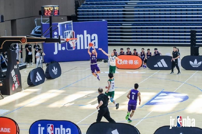  （郑州二中球员郑家霖快攻上篮）