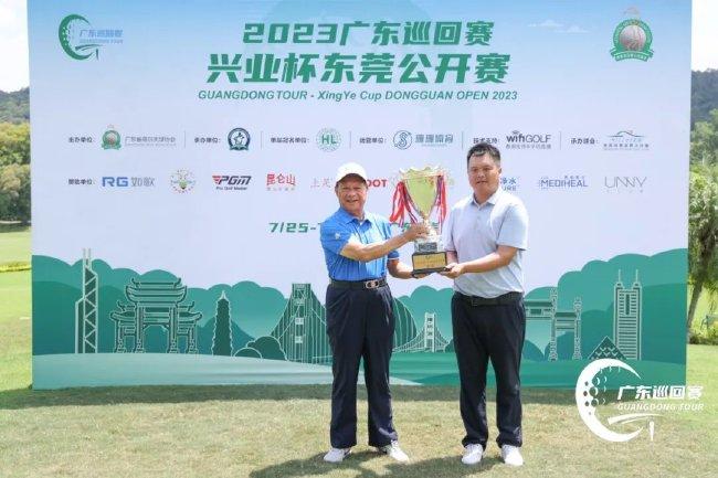 广东省高尔夫球协会原主席许德立为冠军颁发奖杯