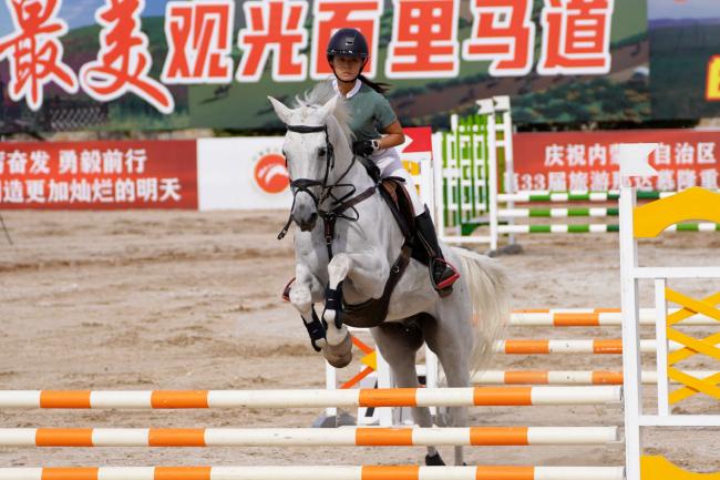 在三项赛场地障碍赛中曾亦纯搭档“小乖”